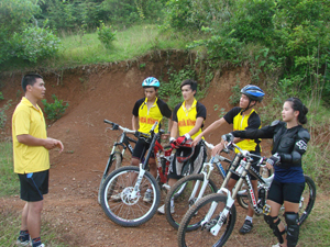 HLV Trần Đại Nghĩa (trái) và các VĐV xe đạp địa hình trong một buổi tập tại đồi ông Tượng (TP Hoà Bình).