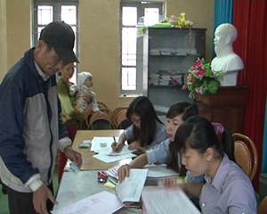 Người dân xã Bắc Phong (Cao Phong) được nhận giấy chứng nhận  quyền sử dụng đất ngay tại cơ sở.
