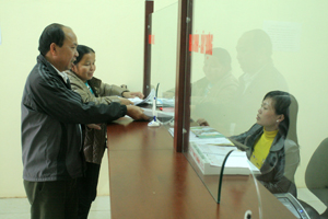 Năm 2014, bộ phận “một cửa” xã Yên Quang (Kỳ Sơn) thực hiện 2.155 chứng thực bản sao các loại giấy tờ, tạo điều kiện cho người dân thực hiện các thủ tục hành chính.