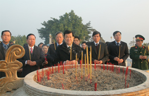 Chủ tịch nước Trương Tấn Sang dâng hương tại Tượng đài Bác Hồ.