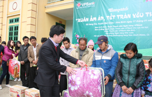 Đoàn thanh niên Ngân hàng VPBank cùng các đơn vị đồng hành tặng quà cho hộ dân xã Hang Kia, Pà Cò (Mai Châu).