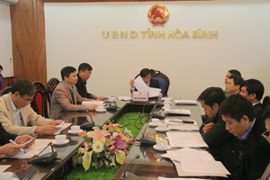 Đồng chí Bùi Văn Khánh, Phó Chủ tịch UBND tỉnh và lãnh đạo Sở GT - VT dự hội nghị tại điểm cầu tỉnh ta.