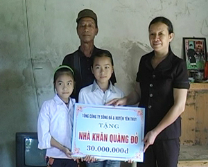 Từ sự quyên góp, ủng hộ của các tầng lớp nhân dân, huyện Yên Thủy đã trích 30 triệu đồng hỗ trợ làm nhà  “Khăn quàng đỏ” cho em Bùi Thị Mai, xóm Hạ, xã Lạc Sỹ.

