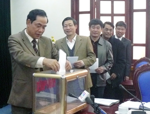 Đồng chí Nguyễn Văn Quang, Chủ tịch UBND tỉnh và các đồng chí trong BCĐ 800 tỉnh bỏ phiếu đề nghị công nhận xã Dũng Phong đạt chuẩn NTM.

 

