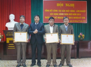 Lãnh đạo huyện Kỳ Sơn tặng giấy khen cho 3 tập thể xuất sắc trong thực hiện công tác xây dựng NTM.
