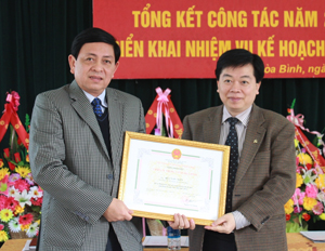 Đồng chí Nguyễn Văn Chương, Phó Chủ tịch UBND tỉnh trao danh hiệu “Chiến sĩ thi đua cấp tỉnh” cho  lãnh đạo Sở Ngoại vụ.