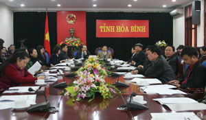 Đồng chí Bùi Văn Cửu, Phó Chủ tịch TT UBND tỉnh và các đại biểu tham dự hội nghị trực tuyến.

