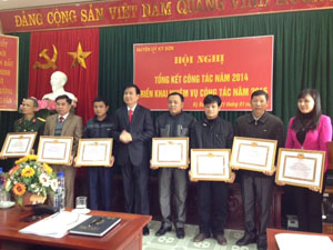Lãnh đạo Huyện ủy Kỳ Sơn tặng giấy khen cho các tập thể có thành tích xuất sắc trong thực hiện Chỉ thị 03 của Bộ Chính trị về  đẩy mạnh học tập và làm theo tấm gương đạo đức Hồ Chí Minh năm 2014.               

