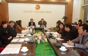 Đồng chí Bùi Văn Cửu, Phó Chủ tịch UBND tỉnh và lãnh đạo, đại diện các sở, ban, ngành tại điểm cầu Hoà Bình.