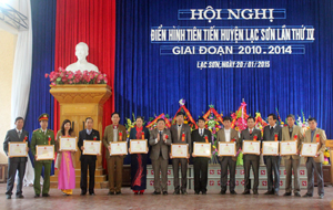 UBND huyện Lạc Sơn đã khen thưởng cho 75 tập thể, 186 cá nhân có thành tích xuất sắc trong phong trào thi đua yêu nước giai đoạn 2010 - 2014.