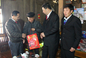 Đoàn công tác thăm hỏi, tặng quà Tết cho người có uy tín trong cộng đồng xóm Trà Đáy, xã Pà Cò.