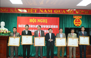 Đồng chí Bùi Văn Khánh, Phó Chủ tịch UBND tỉnh trao Bằng khen của Thủ tướng Chính phủ cho các tập thể, cá nhân ngành thuế tỉnh đã có thành tích xuất sắc trong công tác thu NSNN tỉnh.