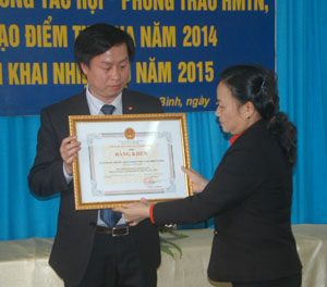 Đồng chí Đinh Thị Đào, Chủ tịch Hội CTĐ tỉnh trao bằng khen của UBND tỉnh cho tập thể cán bộ, nhân viên Ngân hàng VP Bank (đơn vị đã tặng 1.700 chiếc cặp cho học sinh nghèo).

