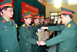 Thừa ủy quyền của lãnh đạo Bộ tư lệnh Quân khu 3, đại tá Hà Tất Đạt, Phó Chỉ huy trưởng, Tham mưu Trưởng Bộ CHQS tỉnh trao bằng khen cho các tập thể, cá nhân đã có thành tích xuất sắc trong phong trào thi đua năm 2014.