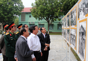Đoàn đại biểu cấp cao tỉnh Hủa Phăn thăm di tích lịch sử Quốc gia nơi diễn ra Đại hội trù bị lần thứ II Đảng nhân dân Lào.
