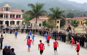 Giải bóng chuyền truyền thống huyện Đà Bắc năm 2014 thu hút đông đảo VĐV, cổ động viên.