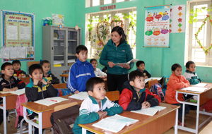 Cô giáo Nguyễn Thị Bích Thủy (trường tiểu học  Lạc Lương -  Yên Thuỷ) là giáo viên dạy giỏi cấp tỉnh, có nhiều đóng góp trong phong trào thi đua “Hai tốt”.