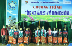 Các tình nguyện viên quốc tịch Hàn Quốc, Mỹ trao học bổng  và quà cho các em học sinh đạt thành tích xuất sắc trong học tập năm 2014 tại Trung tâm VHTTN.