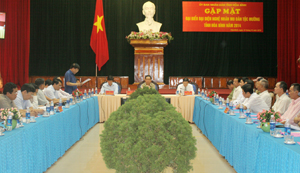 Các đại biểu thảo luận về giá trị của di sản mo Mường tại buổi gặp mặt lãnh đạo tỉnh và đại biểu đại diện nghệ nhân mo dân tộc Mường tỉnh năm 2014.  Ảnh: P.V