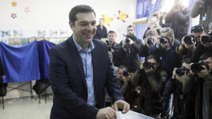 Lãnh đạo đảng cánh tả Syriza A.Xi-prát bỏ phiếu tại một điểm bầu cử ở thủ đô A-ten, Hy Lạp. Ảnh EFE 
