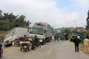 Tai nạn và sự cố của 3 xe ô tô xảy ra cùng 1 điểm gây ách tắc giao thông nhiều giờ trên QL 6 khu vực km 90 thuộc địa bàn thị trấn Cao Phong.

