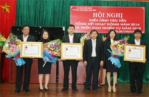Thừa ủy quyền, đồng chí Bùi Văn Khánh, Phó Chủ tịch UBND tỉnh trao Huân chương Lao động hạng ba cho các tập thể và các nhân có thành tích xuất sắc trong công tác KBNN