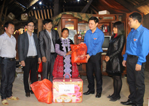 Đại diện lãnh đạo Tỉnh đoàn tặng quà cho gia đình đoàn viên nghèo ở xã Hang Kia.

