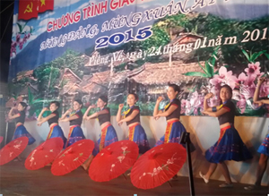 Một tiết mục trong đêm diễn liên hoan văn nghệ tại xã Ngọc Sơn, huyện Lạc Sơn.

