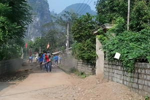 Hưởng ứng phong trào “Toàn dân chung sức xây dựng NTM”, nhân dân xã Thanh Nông (Lạc Thủy) tích cực tham gia làm GTNT gắn với bảo vệ môi trường.
