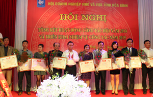 Đồng chí Bùi Văn Tỉnh, UVT.Ư Đảng, Bí thư Tỉnh ủy, Chủ tịch HĐND tỉnh trao bằng khen của Hội DNN&V Việt Nam cho các cá nhân có thành tích xuất sắc trong công tác Hội.