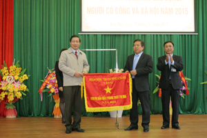 Thừa uỷ quyền của Bộ LĐ-TB&XH, đồng chí Bùi Văn Cửu, Phó Chủ tịch TT UBND tỉnh trao Cờ đơn vị dẫn đầu phong trào thi đua năm 2014 cho Sở.

