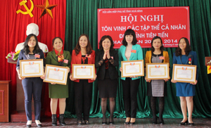 Lãnh đạo Hội LHPN tỉnh tặng giấy khen cho các tập thể xuất sắc trong phong trào thi đua yêu nước giai đoạn 2010-2014.


