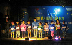 Đoàn tình nguyện tặng học bổng cho các em học sinh xã Thung Nai, huyện Cao Phong.