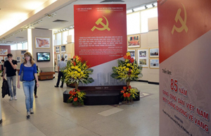 Nội dung triển lãm gồm 4 phần: Đảng Cộng sản Việt Nam ra đời; Đảng lãnh đạo đấu tranh giành chính quyền (1930 - 1945); Đảng lãnh đạo công cuộc kháng chiến, kiến quốc và thống nhất đất nước (1945 - 1975); Đảng lãnh đạo sự nghiệp xây dựng, bảo vệ Tổ quốc và công cuộc đổi mới đất nước (1975 - 2015). 
