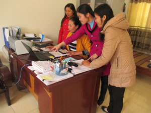 Cán bộ Hội LHPN huyện Cao Phong tích cực ứng dụng CNTT trong giải quyết công việc.

