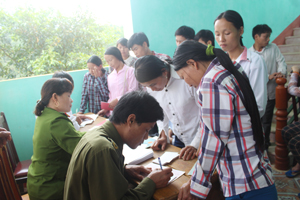 Thực hiện công tác dân vận, Công an huyện Đà Bắc về cơ sở cấp chứng minh thư nhân dân cho người dân xã Đoàn Kết.
