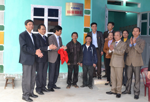 Lãnh đạo Ủy ban MTTQ tỉnh, Công ty Thủy điện Hòa Bình bàn giao nhà “Đại đoàn kết” cho gia đình anh Phạm Tiến Việt. 


