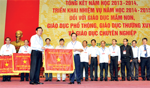 Lãnh đạo Sở GD&ĐT nhận cờ thi đua tiêu biểu xuất sắc dẫn đầu năm học 2013  - 2014.