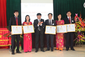 Lãnh đạo Công ty trao giấy khen cho các tập thể, cá nhân đạt danh hiệu chiến sỹ thi đua cơ sở  năm 2014.

