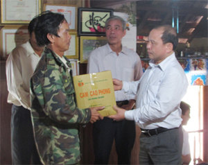Lãnh đạo huyện Cao Phong tặng quà cho nhân dân xã Bình Thanh, Thung Nai di dân vào huyện Ngọc Hồi (Kon Tum) phát triển kinh tế.

