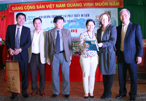 Đồng chí Nguyễn Văn Chương, Phó Chủ tịch UBND tỉnh và đại diện BQL dự án EU, Công ty CP Du lịch Hòa Bình tham gia hội nghị.