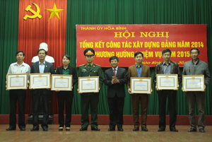 Lãnh đạo Thành ủy Hòa Bình trao gấy khen cho các TCCS Đảng đạt danh hiệu TSVM tiêu biểu năm 2014.