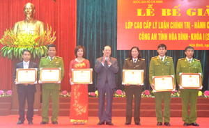 Đồng chí Nguyễn Tất Giáp, Phó Giám đốc Học viện Chính trị - Hành chính quốc gia Hồ Chí Minh trao giấy khen cho 6 học viên có thành tích học tập tốt, rèn luyện tốt.