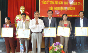 Lãnh đạo huyện Lạc Thuỷ tặng giấy khen cho các tập thể xuất sắc trong hoạt động tín dụng chính sách năm 2014.