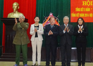 Đồng chí Bùi Ỉnh, Trưởng Ban đại diện Hội NCT tỉnh trao kỷ niệm chương của T.Ư Hội NCT Việt Nam cho các cá nhân có nhiều đóng góp trong việc chăm lo, bảo vệ và phát huy vai trò NCT huyện Kim Bôi.