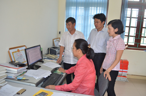 Đẩy mạnh CCHC, đội ngũ cán bộ, công chức Huyện ủy Yên Thủy đã nâng cao việc chấp hành quy chế làm việc, thời gian hành chính, tác phong, lề lối làm việc và đẩy nhanh tiến độ giải quyết công việc trong thực thi công vụ.

