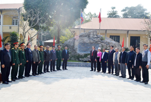 Đoàn đại biểu T.Ư Hội hữu nghị Lào - Việt đến thăm Di tích lịch sử - địa điểm huấn luyện và tổ chức Đại hội trù bị Đại hội II Đảng nhân dân Lào tại khuôn viên Bộ CHQS tỉnh.