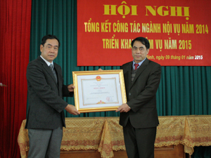 Đồng chí Nguyễn Văn Quang, Phó Bí thư Tỉnh ủy, Chủ tịch UBND tỉnh trao bằng khen của Thủ tướng Chính phủ cho tập thể Sở Nội vụ.