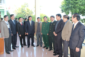 Đồng chí Trần Đăng Ninh, Phó Bí thư Thường trực Tỉnh ủy với các đại biểu dự hội nghị.