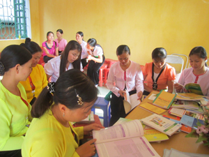 Hội viên phụ nữ huyện Kim Bôi tìm hiểu kiến thức về môi trường nông thôn tại ngày hội văn hóa đọc năm 2014.

